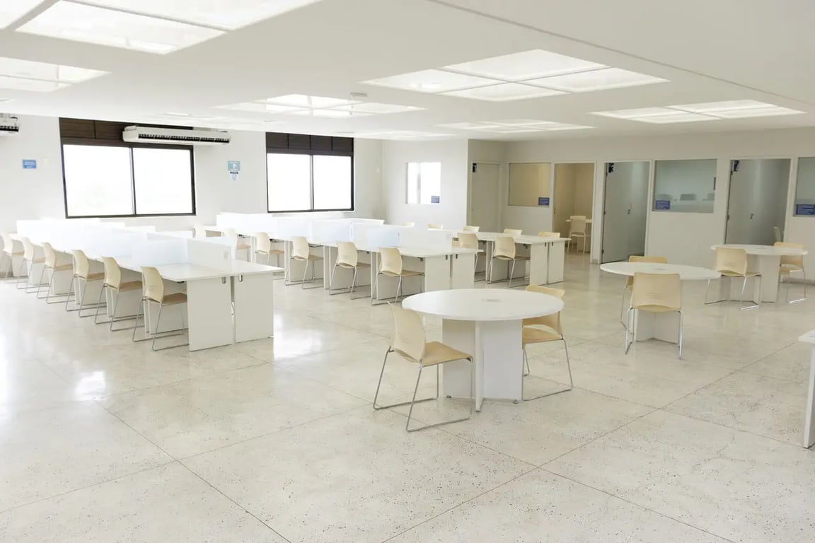 Sala de aula moderna com layout universitário e iluminação natural