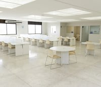 Sala de aula universitária moderna com iluminação natural no Instituto Federal Farroupilha.