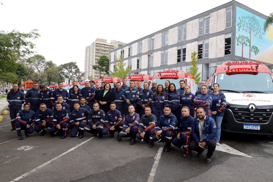 Equipe do SAMU com ambulâncias em atendimento de emergência