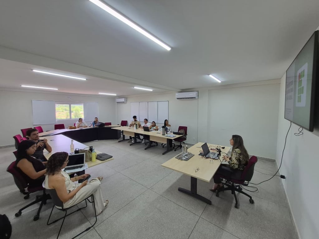 Ambiente acadêmico do IFRN, com estudantes em atividade de apresentação