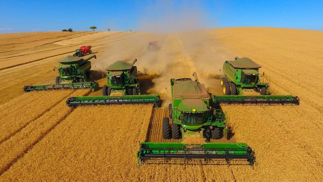 Lavoura de soja com maquinário em operação no sul de MT