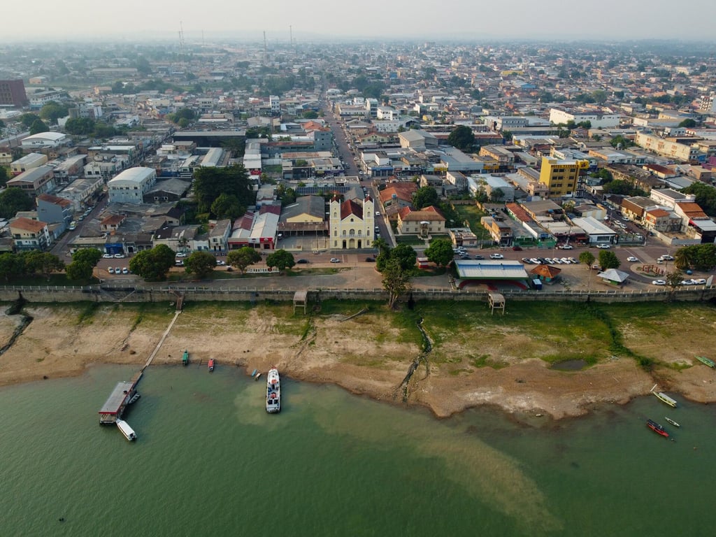 Vista aérea de Itaituba, com o rio Tapajós ao fundo