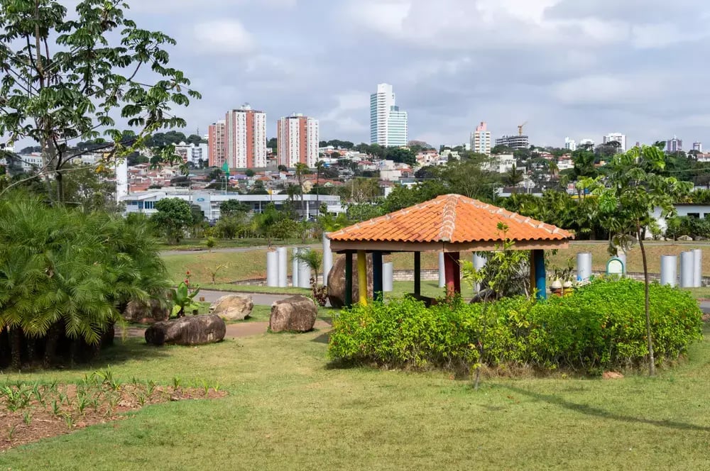 Paisagem urbana com áreas verdes em cidade do interior paulista