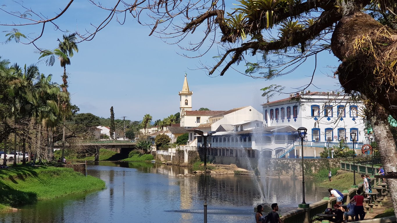 Centro histórico de Morretes e Rio Nhundiaquara ao entardecer