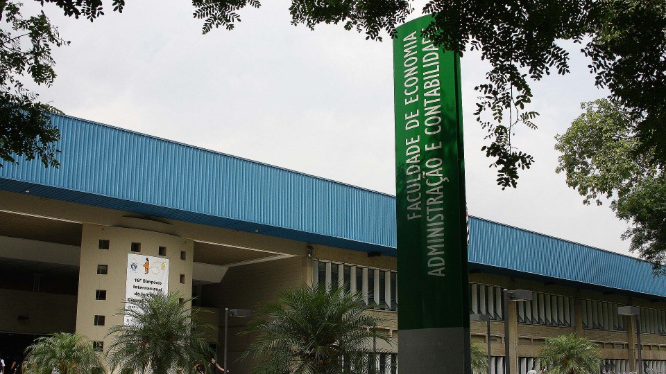 Fachada da FEA-USP na Cidade Universitária, em São Paulo