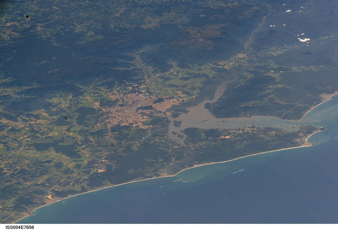 Vista aérea da Baía da Babitonga e centro histórico de São Francisco do Sul
