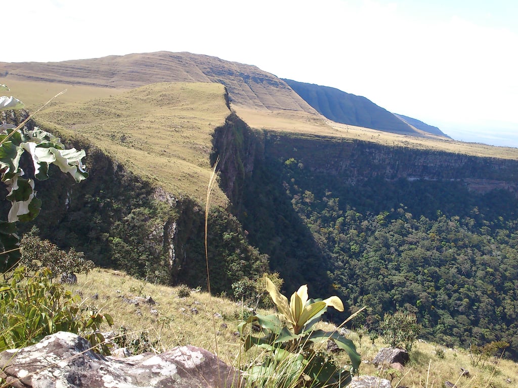 Vista aérea da região de Vila Bela da Santíssima Trindade, com serras e vegetação do oeste de Mato Grosso