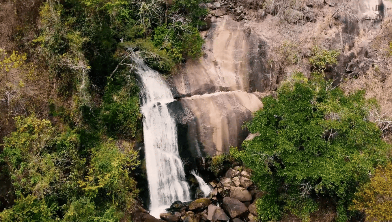 Cachoeira e vegetação no interior do Espírito Santo
