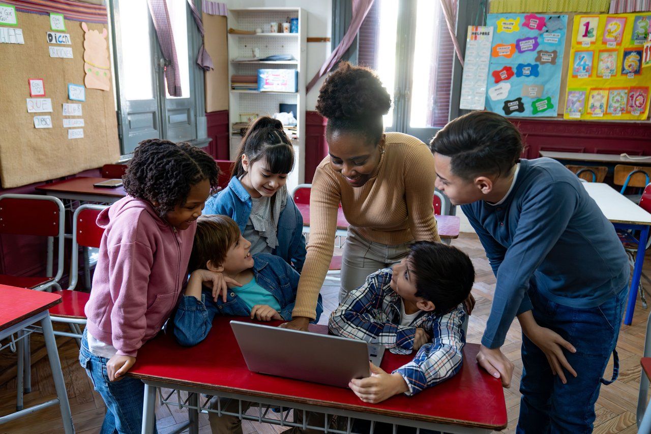 Sala de aula do ensino fundamental com alunos e professora interagindo