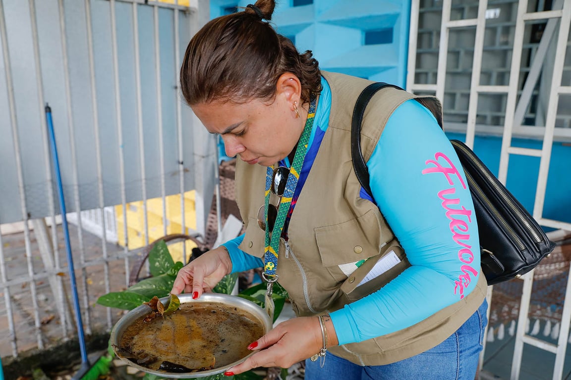 Agente de endemias em ação de campo aplicando larvicida