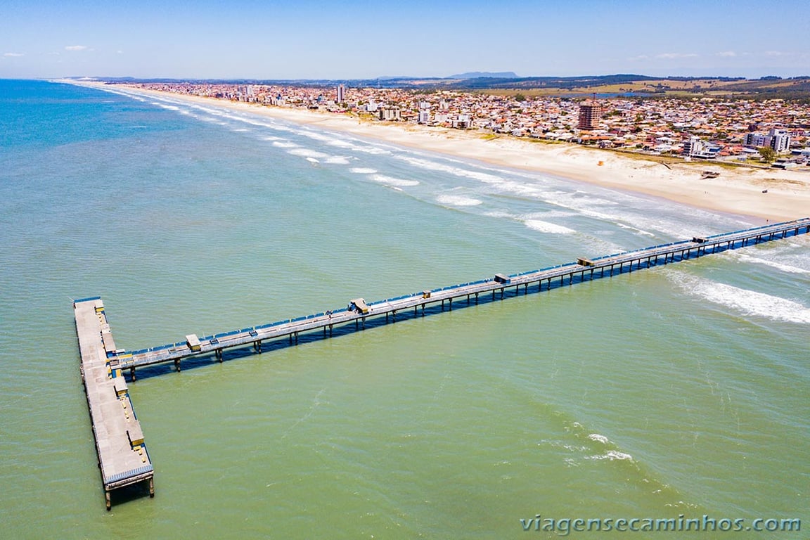 Vista aérea de Balneário Rincão, com píer e faixa de praia ao fundo