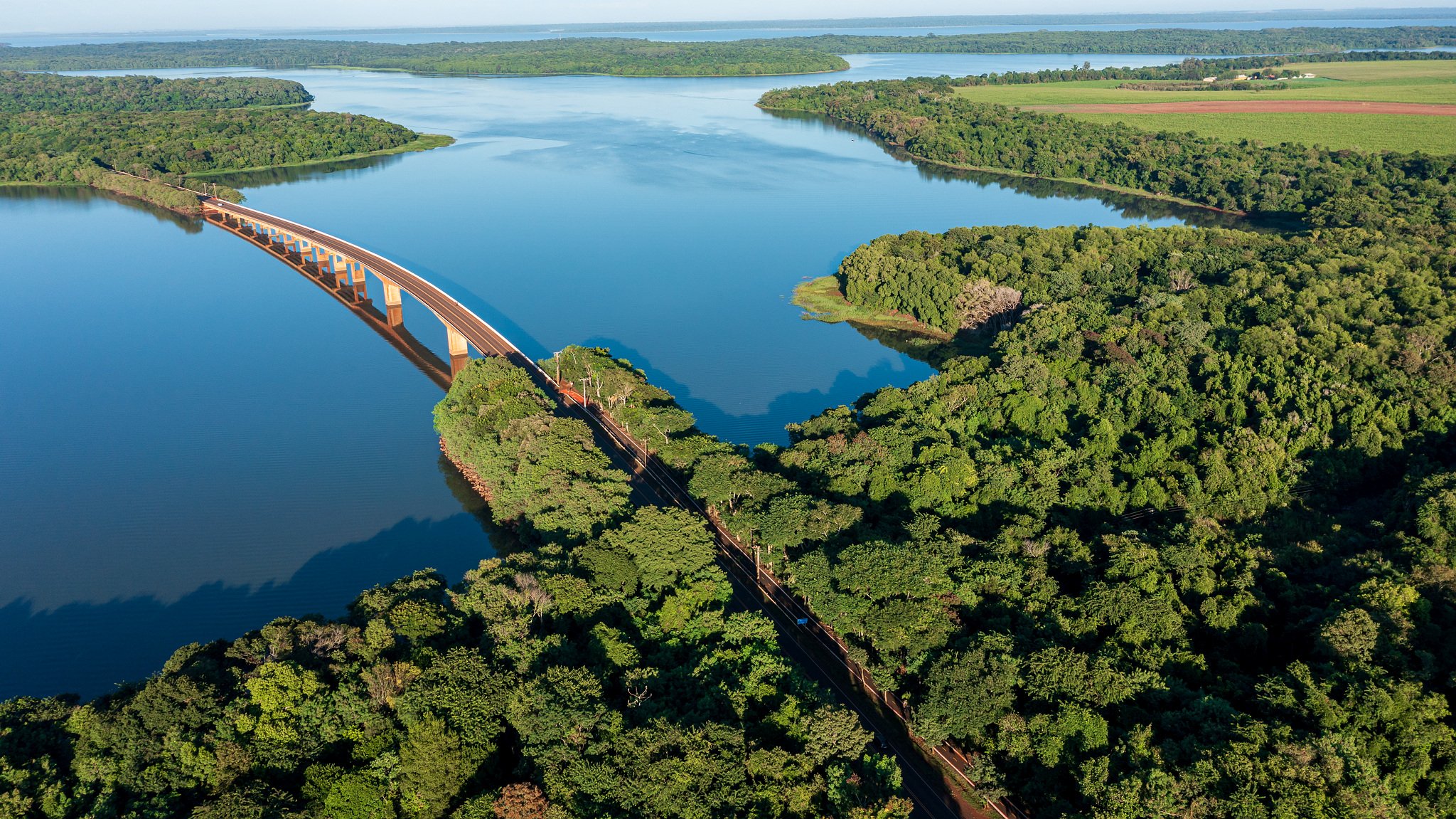 Vista aérea de Santa Helena PR às margens do Reservatório de Itaipu