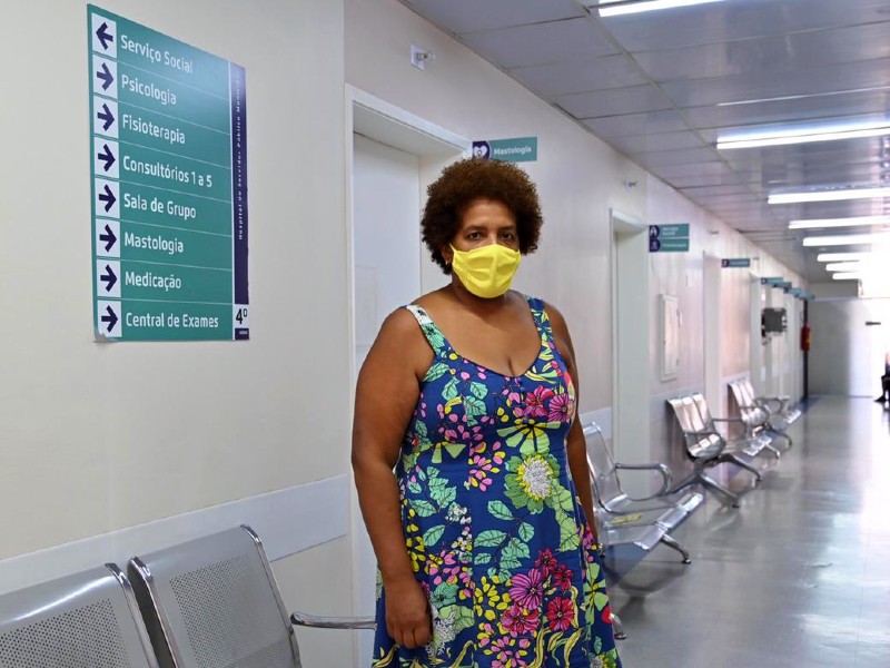 Corredor de hospital com profissional de saúde
