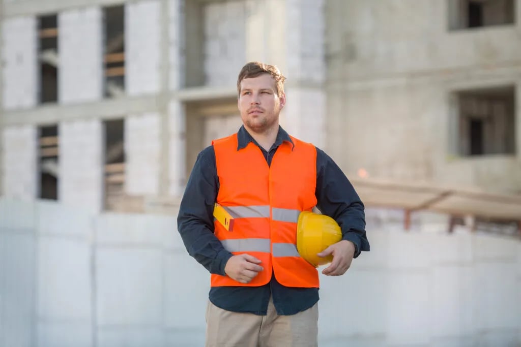 Trabalhadores de manutenção urbana com EPI