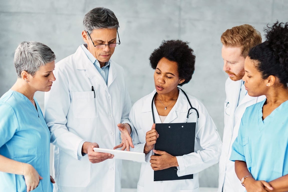 Equipe multiprofissional de saúde em reunião de atendimento