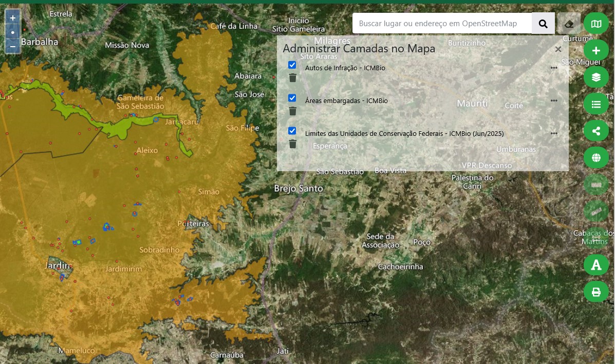 Ambiente de trabalho com mapas em telas e imagens de satélite, típico de geoprocessamento em universidades e centros de pesquisa