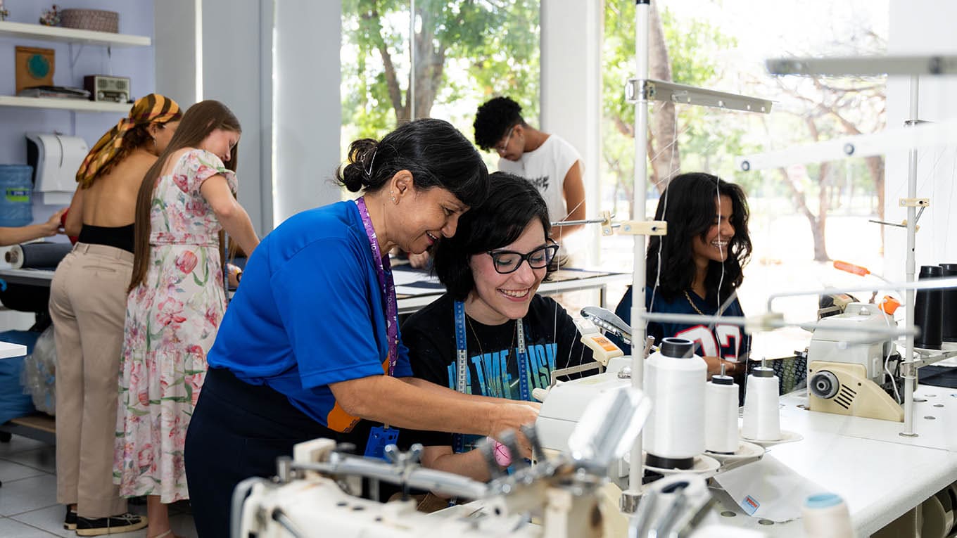 Ambiente acadêmico em laboratório universitário