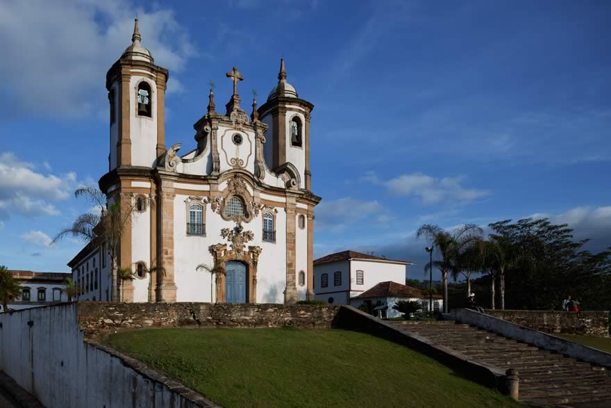 Centro histórico de Ouro Preto MG ao entardecer, com igrejas coloniais