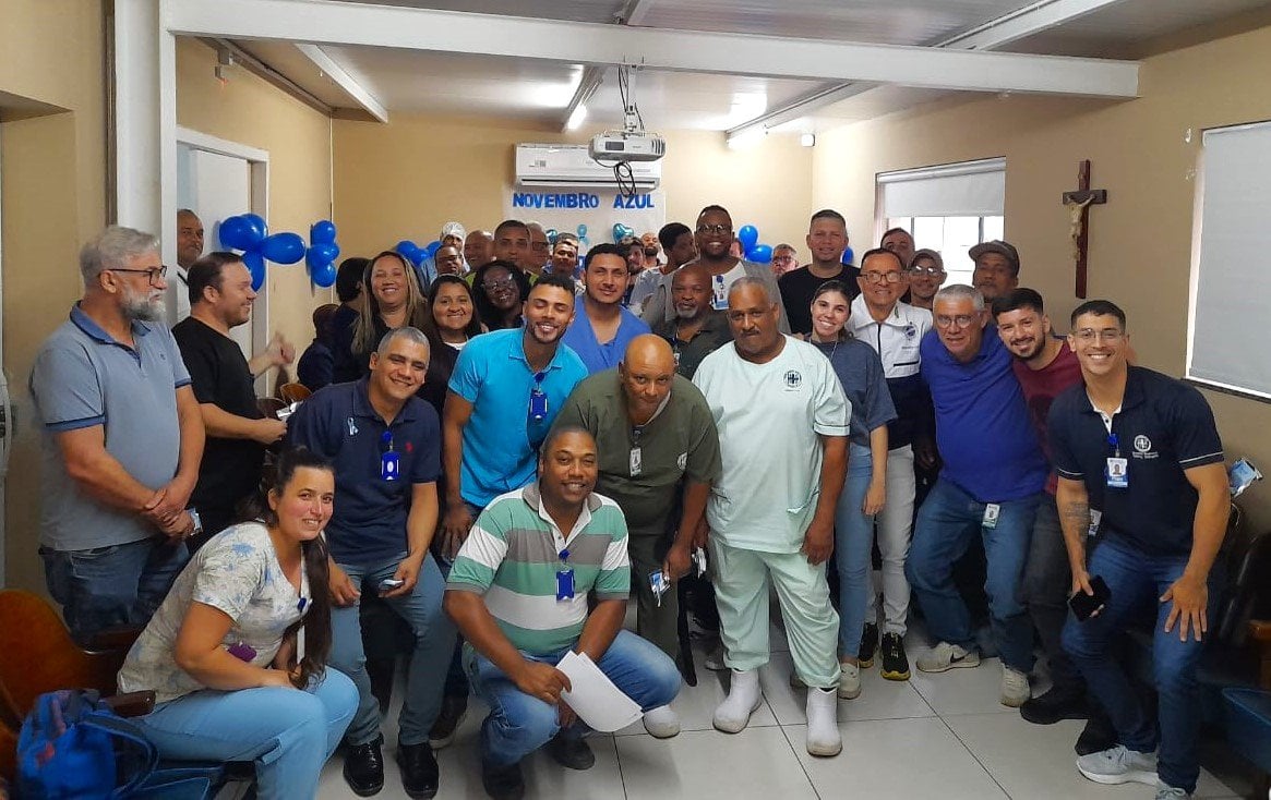 Equipe de profissionais de saúde em reunião de trabalho, ambiente clínico no Brasil
