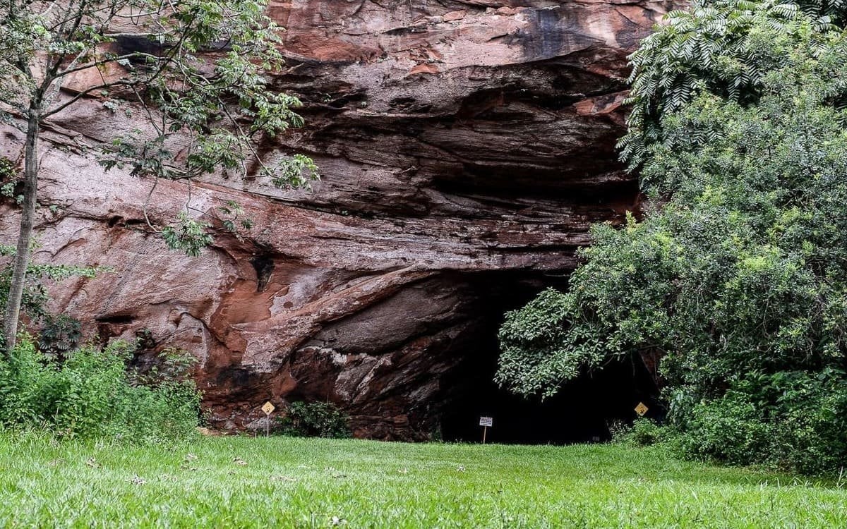 Paisagem natural do interior paulista, com formação rochosa e vegetação típica, remetendo ao ecoturismo da região de Altinópolis