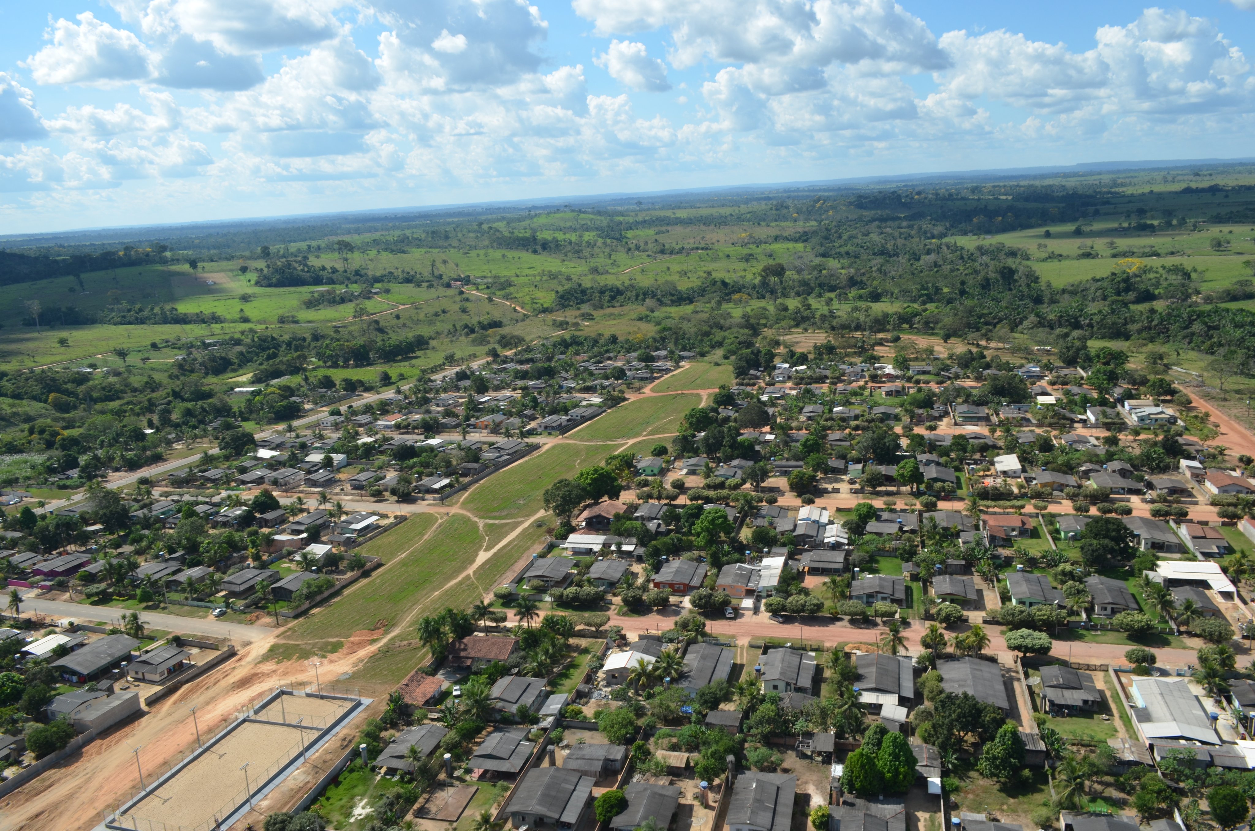 Vista urbana de Apiacás, no norte de Mato Grosso, com áreas verdes e vias estruturadas