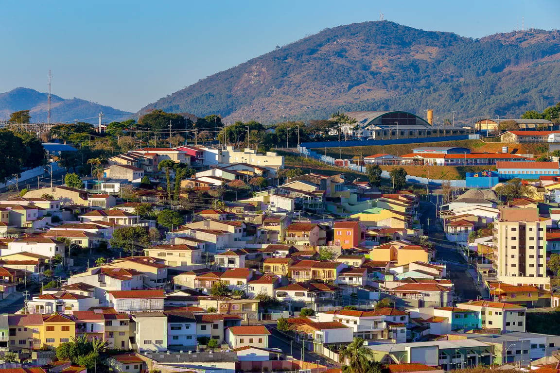 Paisagem urbana no interior de São Paulo, com morros ao fundo