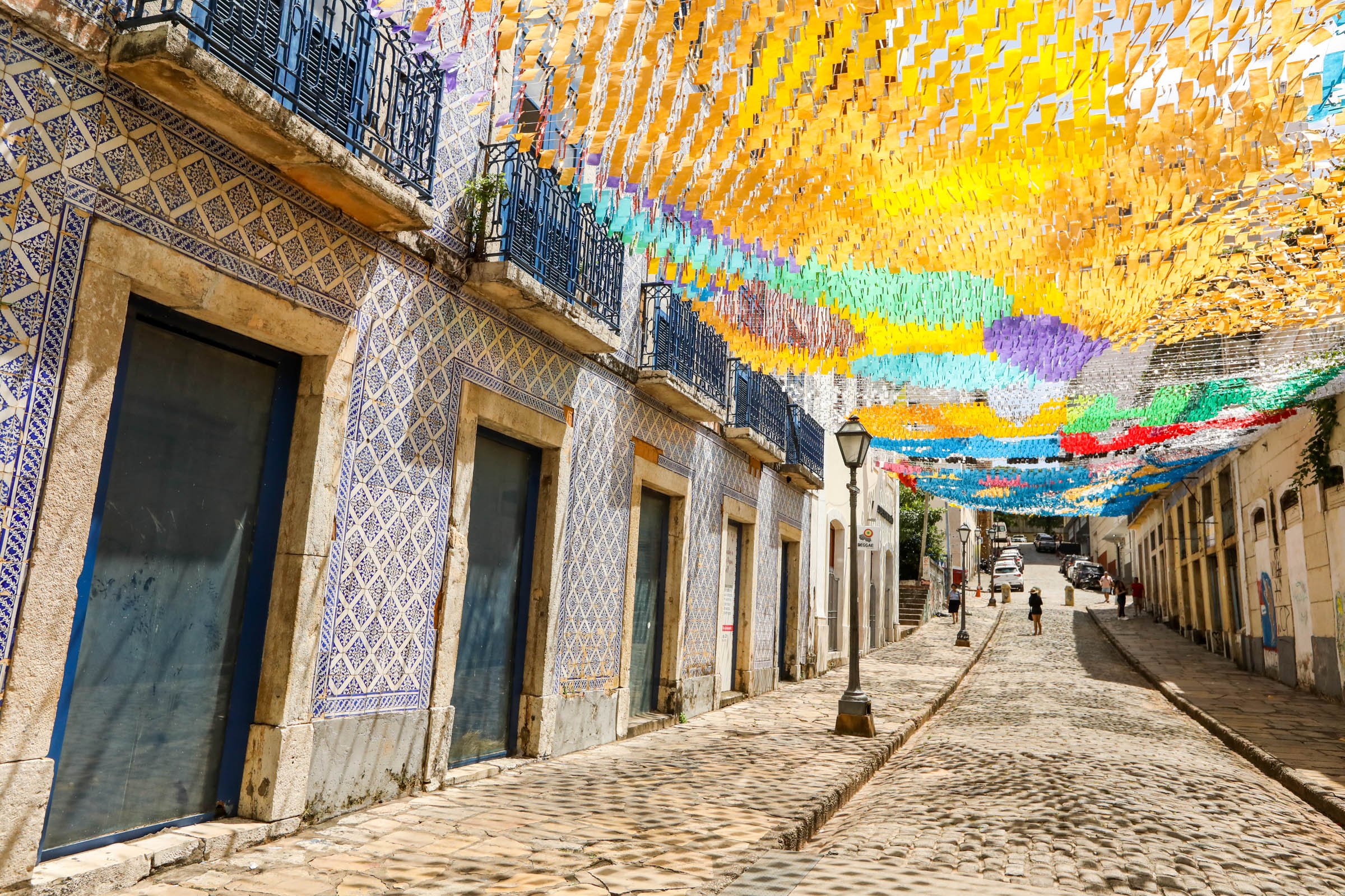 Centro Histórico de São Luís do Maranhão ao entardecer, com fachadas coloniais e bandeirolas coloridas nas ruas