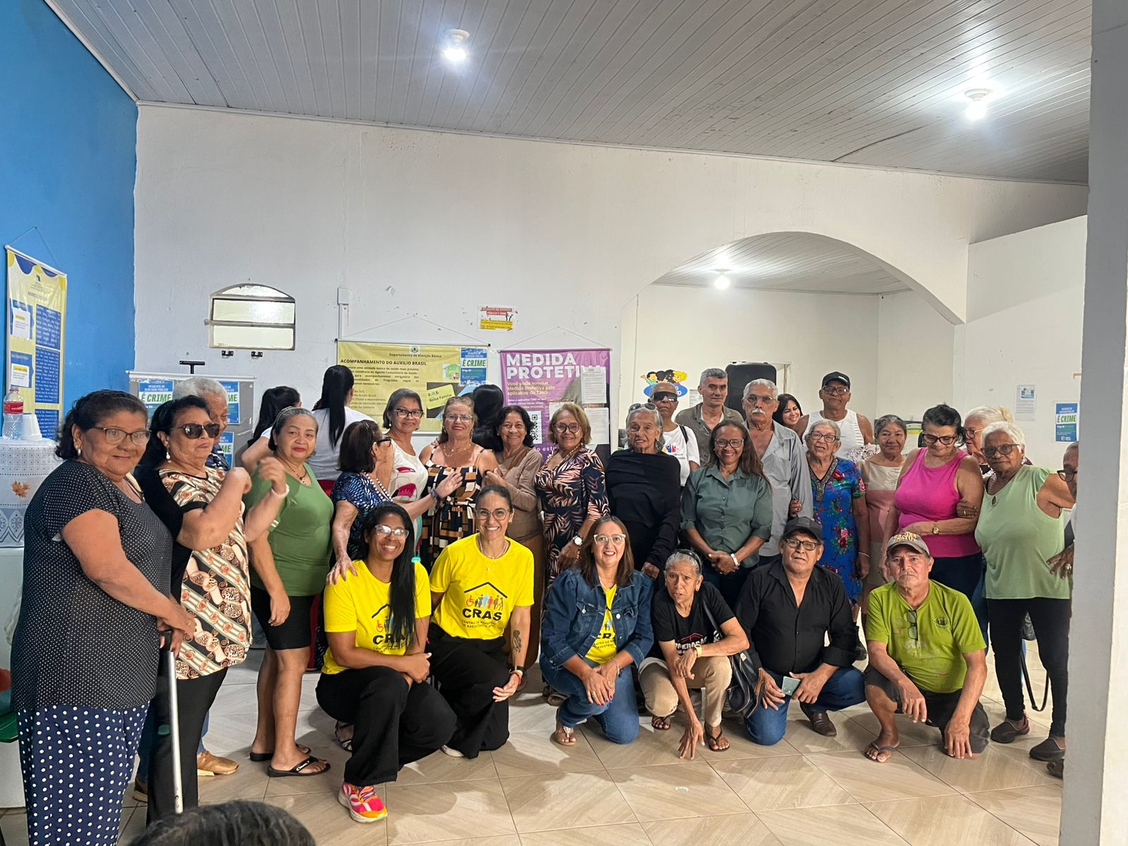 Atividade de convivência com grupo de mulheres idosas em centro comunitário, ambiente acolhedor