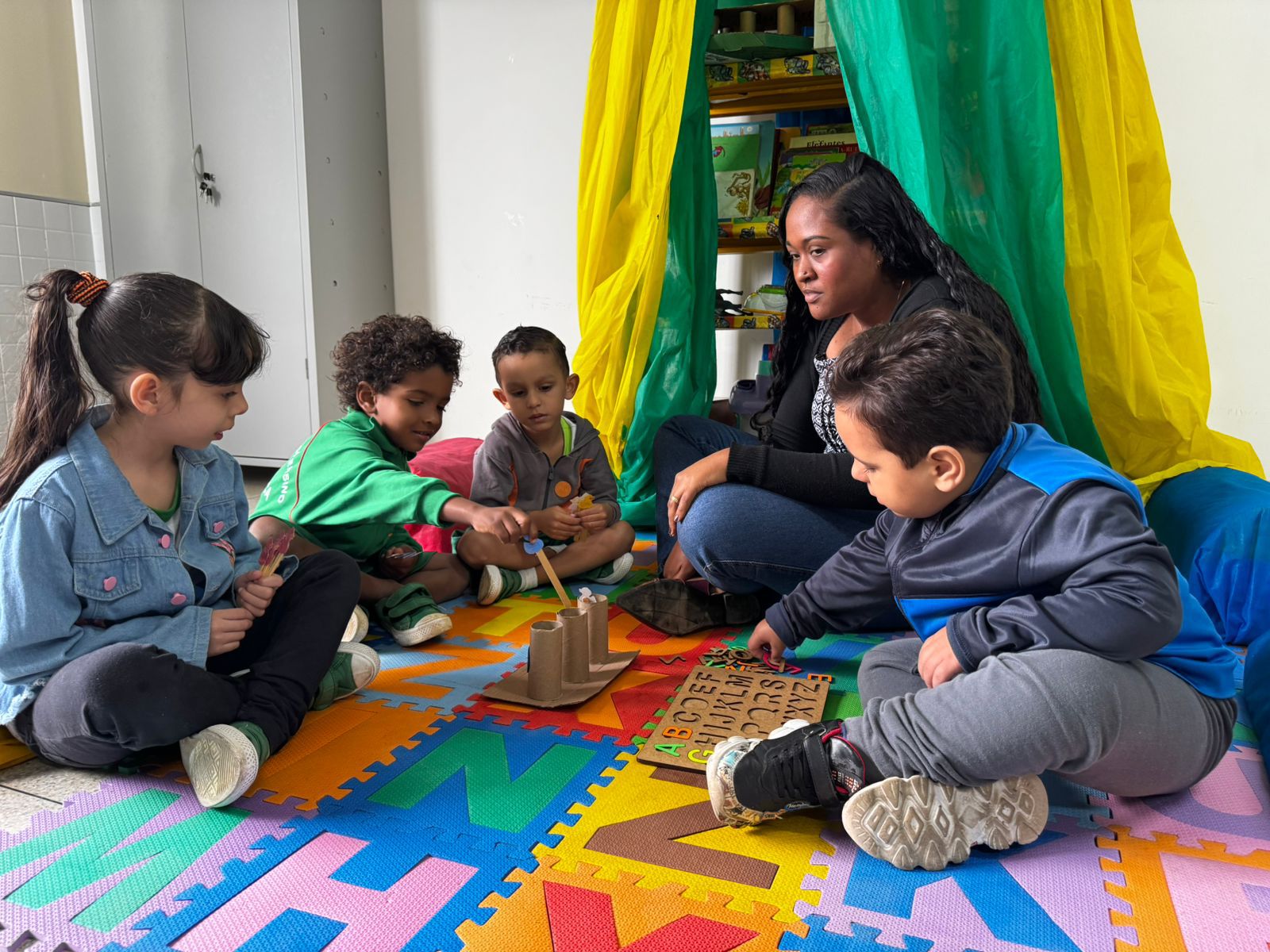 Ambiente educacional inclusivo, com recursos de acessibilidade