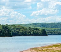 Paisagem de Ibiúna, com lago e área verde ao fundo. Ibiúna é conhecida por suas áreas verdes e clima de refúgio no interior paulista.