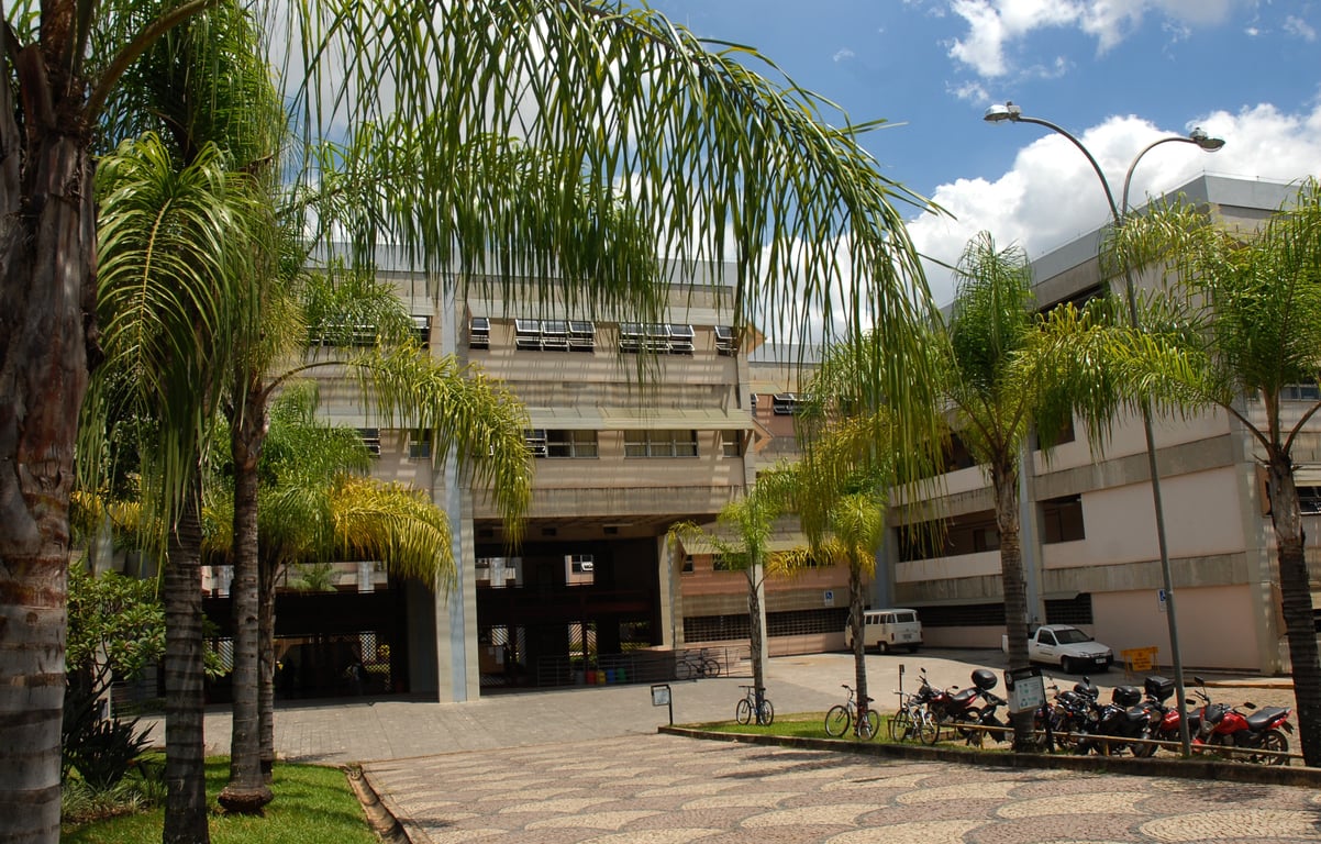 Prédio do ICEx, com vegetação e bicicletas