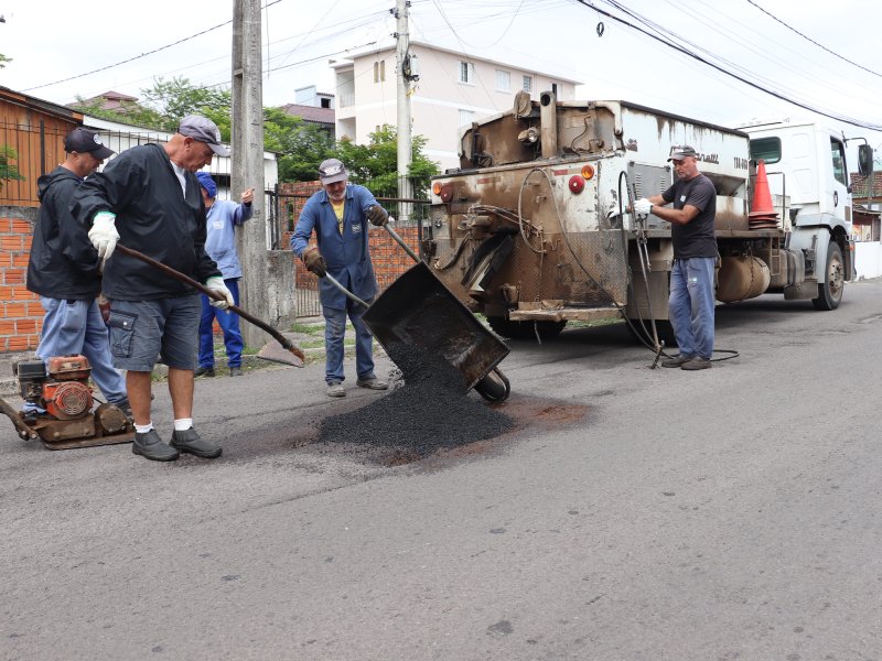 Equipe de manutenção urbana realizando reparos em via pública
