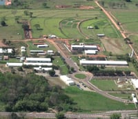 Vista aérea do campus da UNESP em Dracena, com prédios e áreas agrícolas ao redor