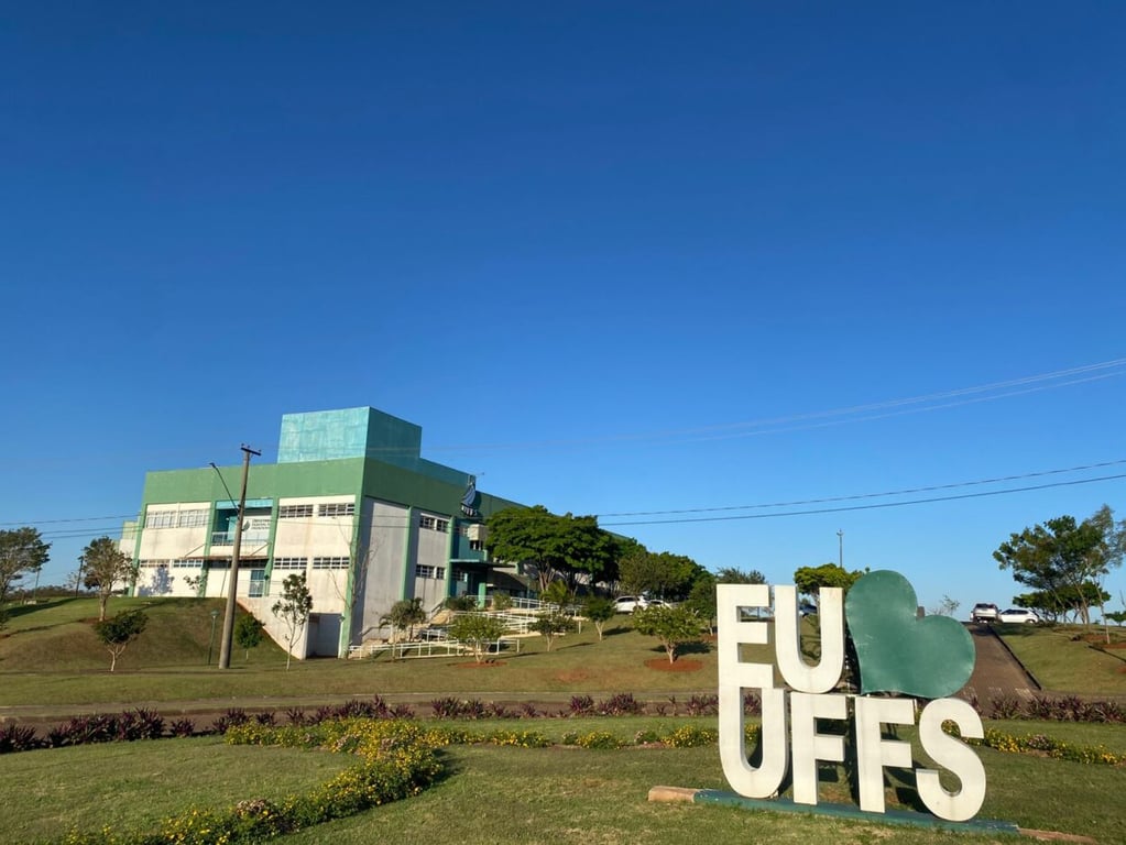 Fachada de campus e área verde, representando instituição pública de ensino