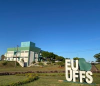 Fachada moderna de campus do IFPR com área verde.
