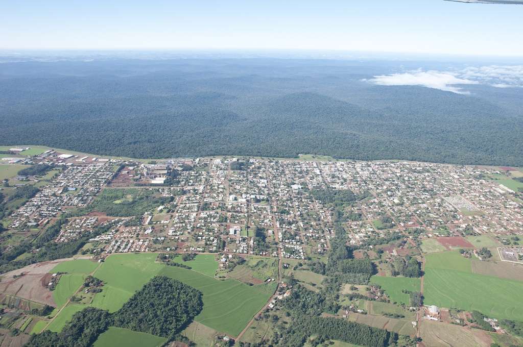 Vista do Oeste de Santa Catarina, com campos e uma pequena cidade ao fundo