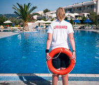 Salva-vidas em serviço em piscina pública, com equipamento de resgate. Crédito: Pool Rescue.