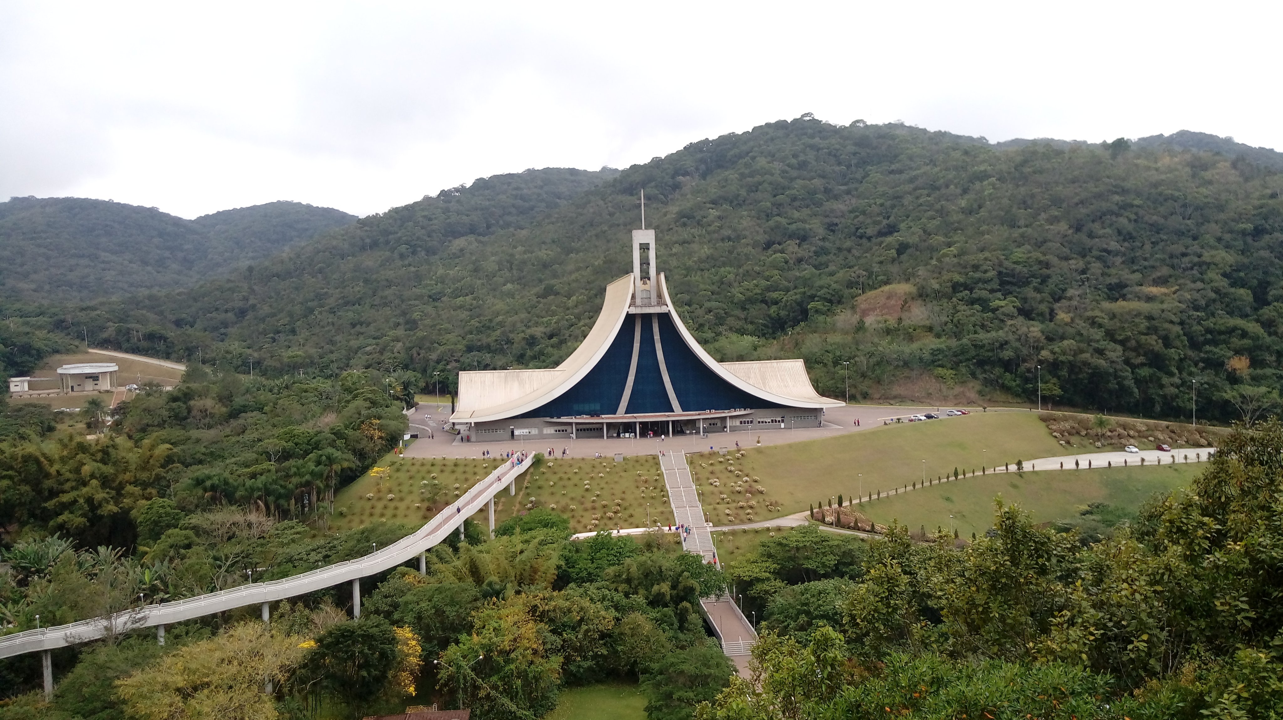 Centro urbano de cidade serrana com igreja e praça ao entardecer