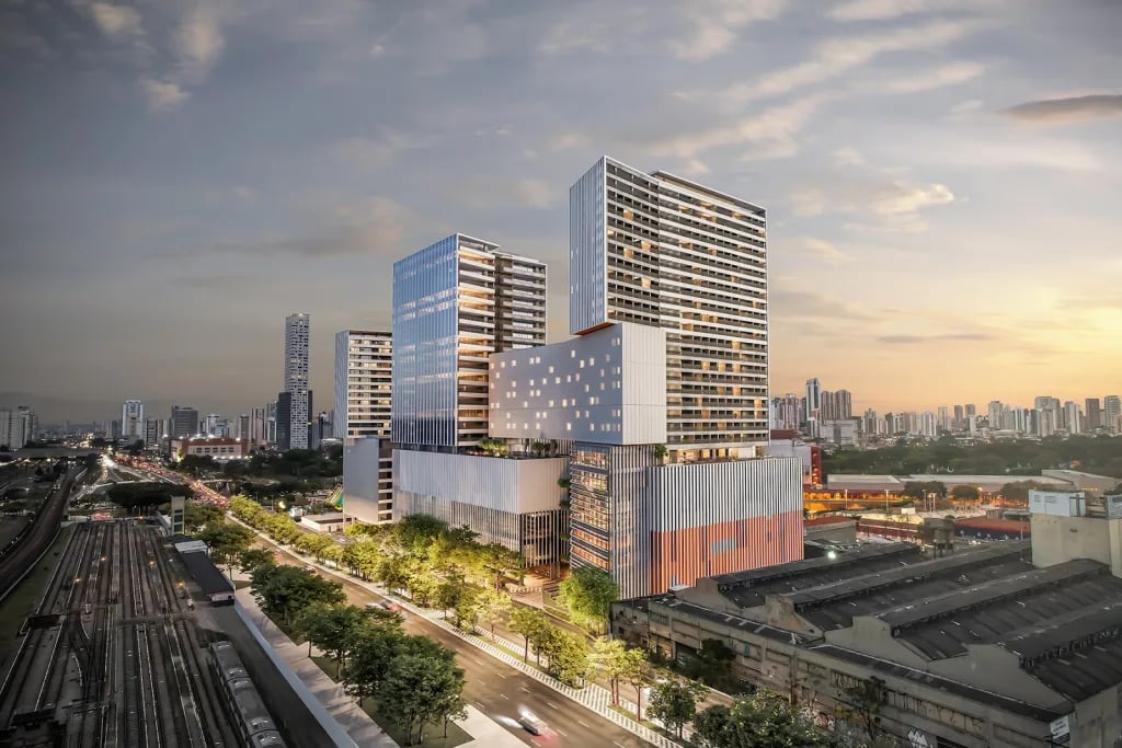 Paisagem urbana da Zona Leste de São Paulo, com prédios residenciais e via arterial ao entardecer