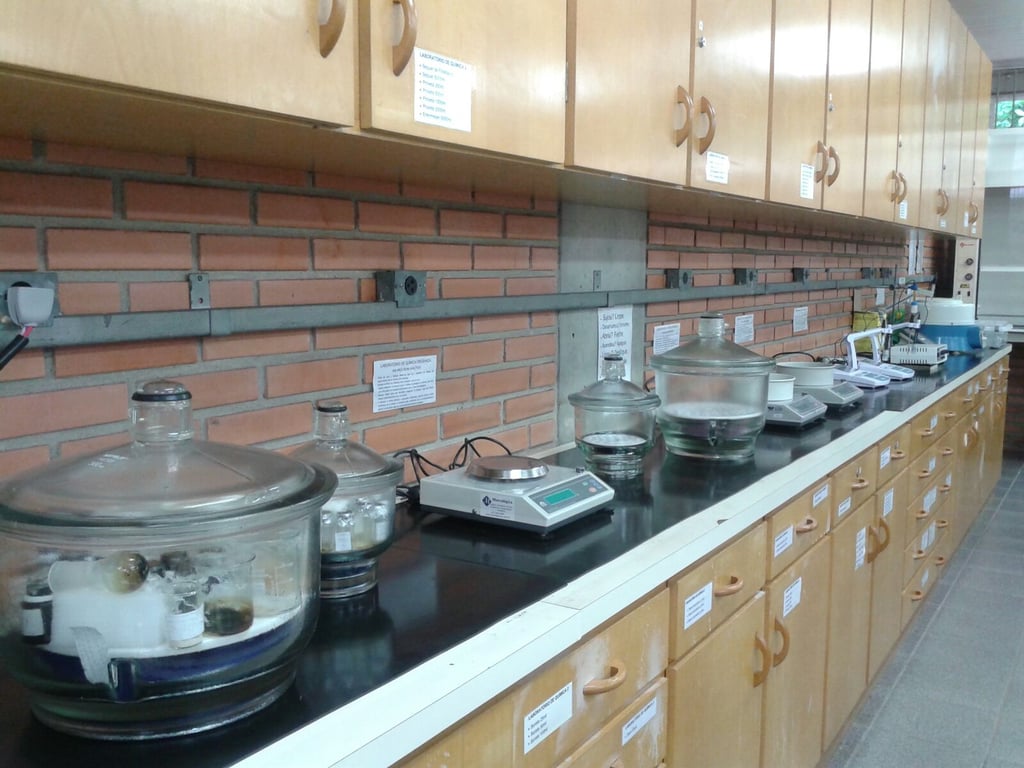 Laboratório universitário de Química com bancadas e vidrarias