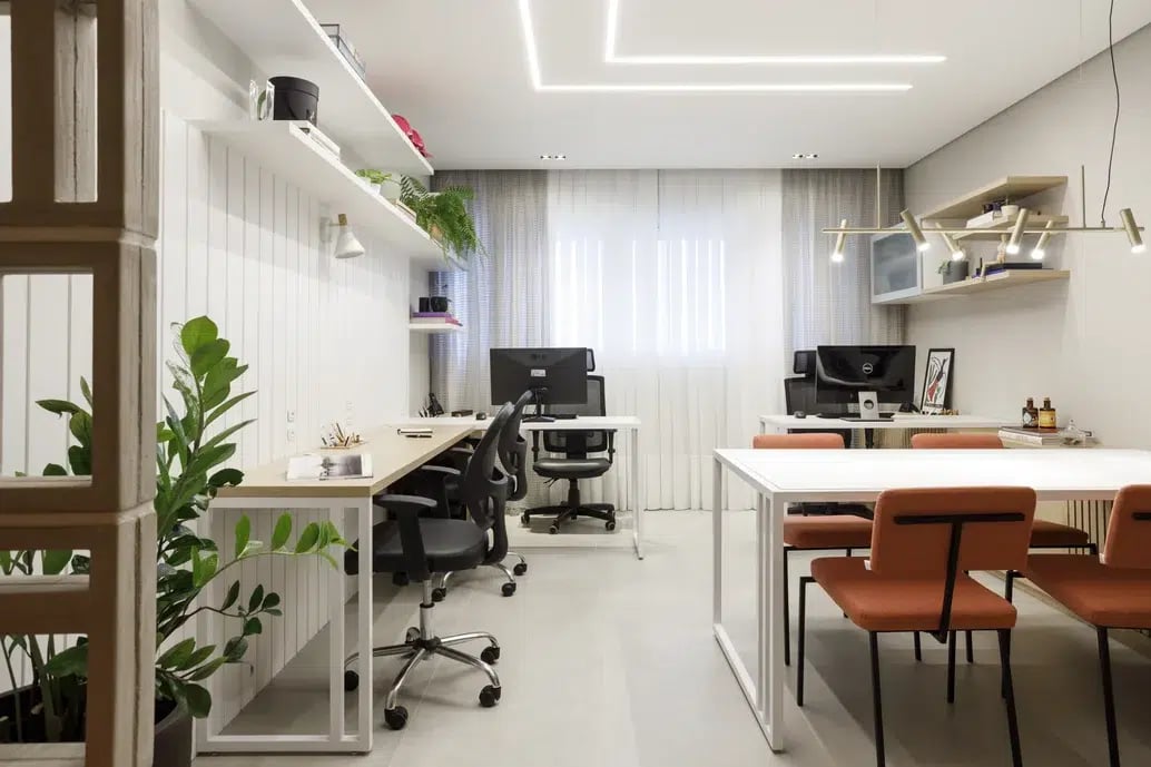 Laboratório de informática moderno, com computadores organizados e iluminação natural