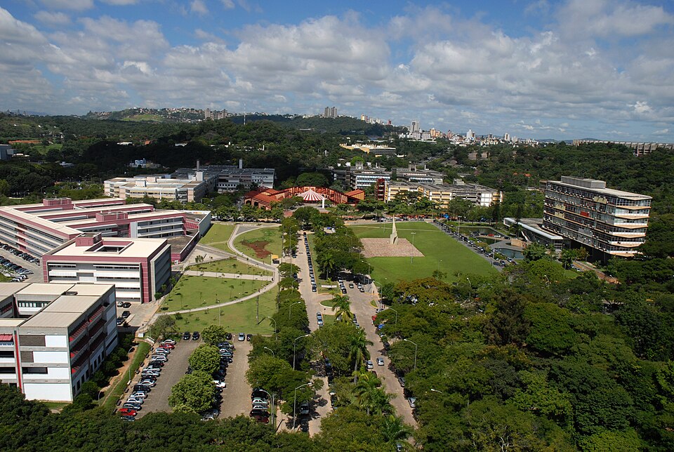 Campus Pampulha da UFMG em Belo Horizonte MG, com prédios e áreas verdes