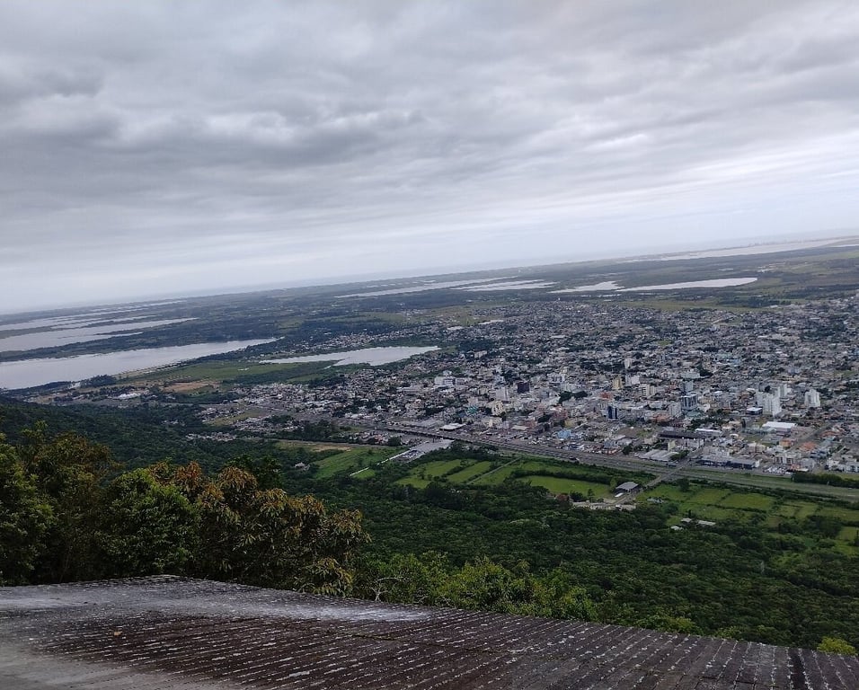 Vista do Morro da Borússia com a planície costeira ao fundo