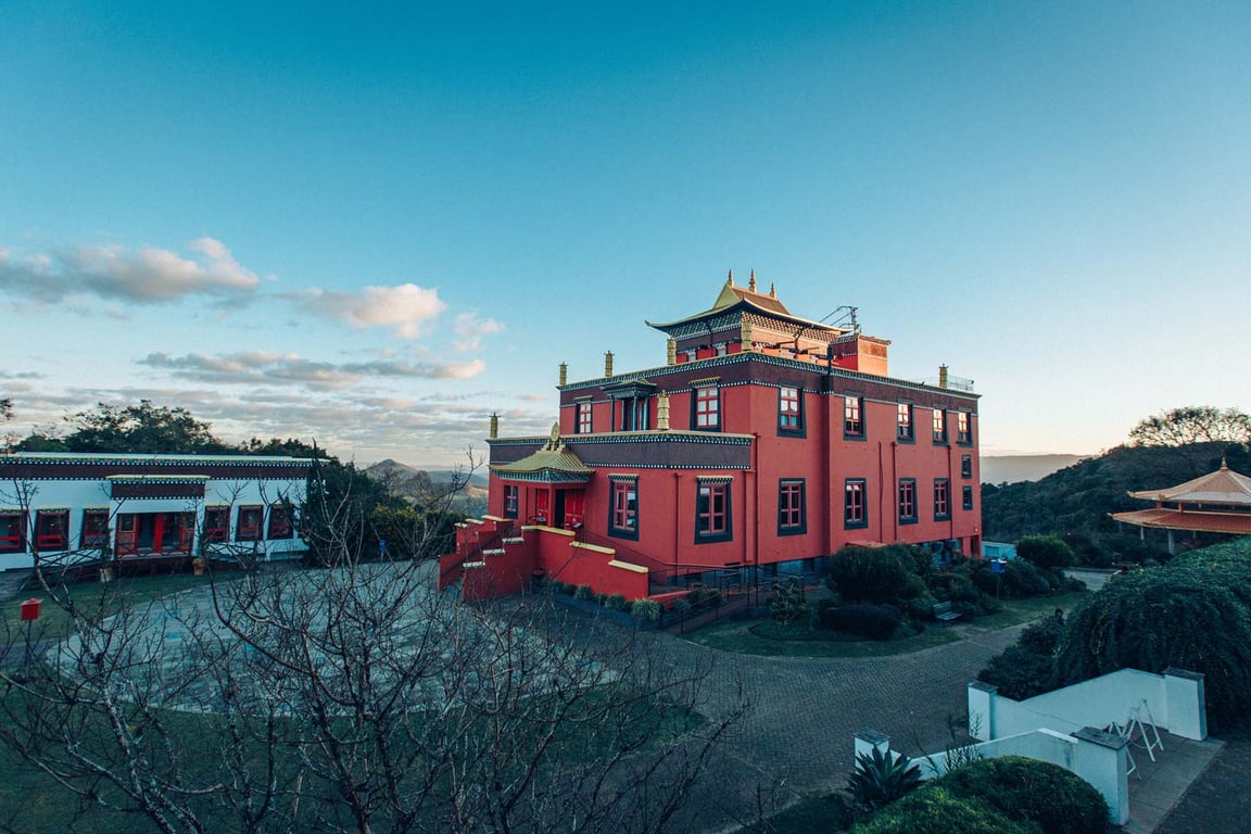 Khadro Ling (Chagdud Gonpa), templo budista em Três Coroas