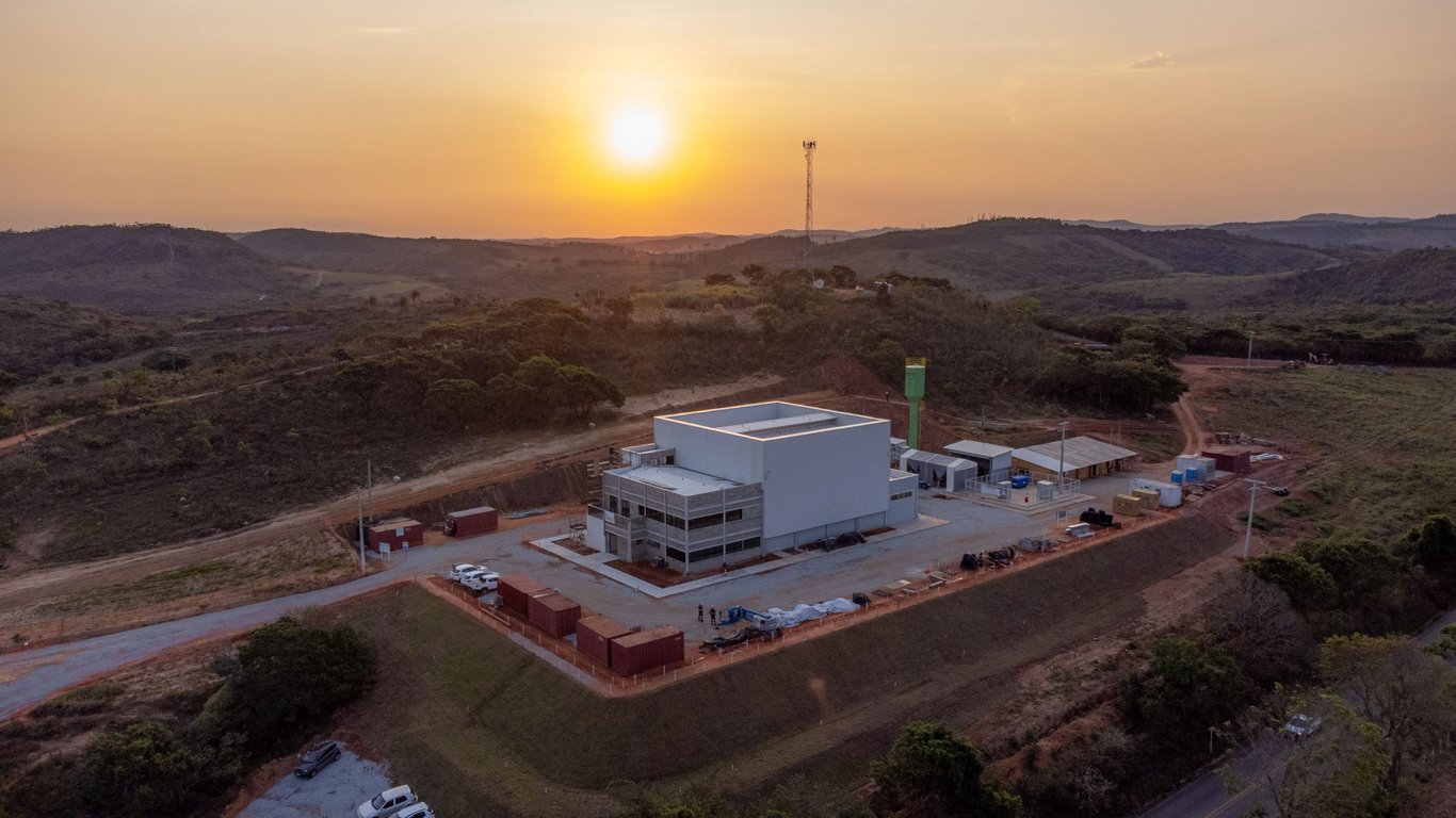 Estrada no cerrado com serras ao fundo ao pôr do sol, sudeste do Tocantins