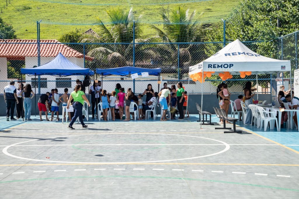 Ação comunitária com equipe técnica atendendo a população em espaço público