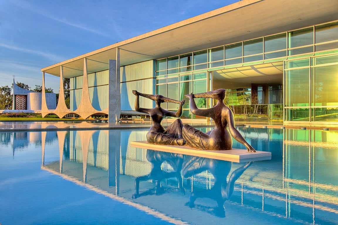 Fachada de prédio público com bandeiras hasteadas