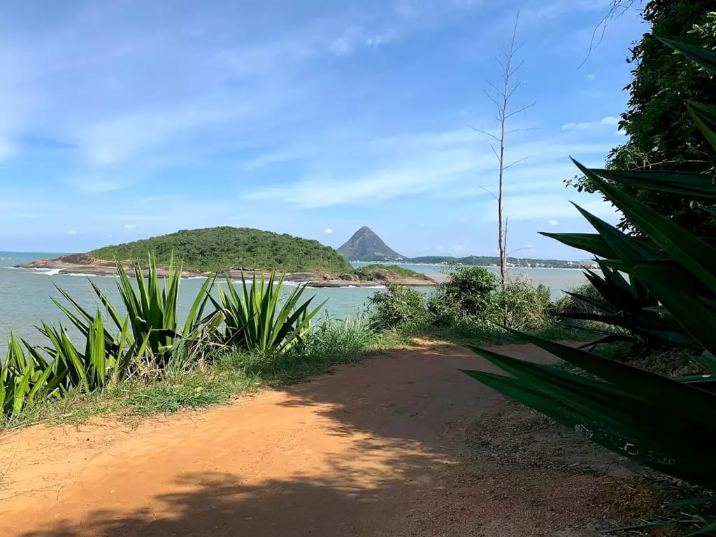 Vista aérea do litoral de Piúma, litoral sul do Espírito Santo, em dia ensolarado.