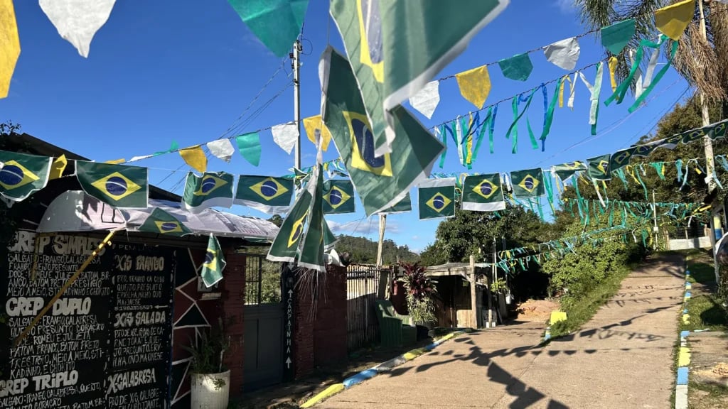 Atividade comunitária em espaço público brasileiro