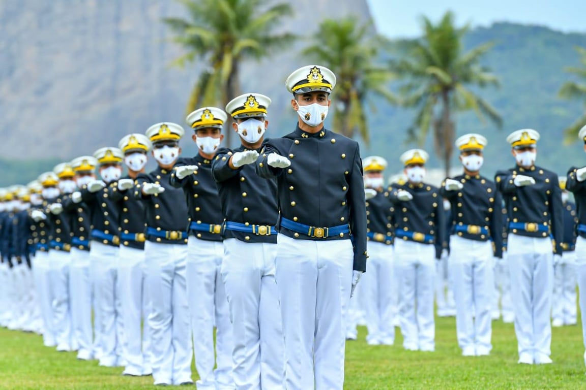 Militares da Marinha do Brasil em formação, uniformes azuis, alinhados em pátio militar